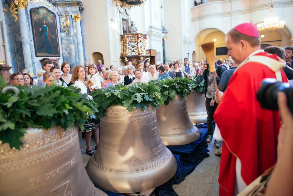 Vilniečiai stebėjo kariljono varpų šventinimą