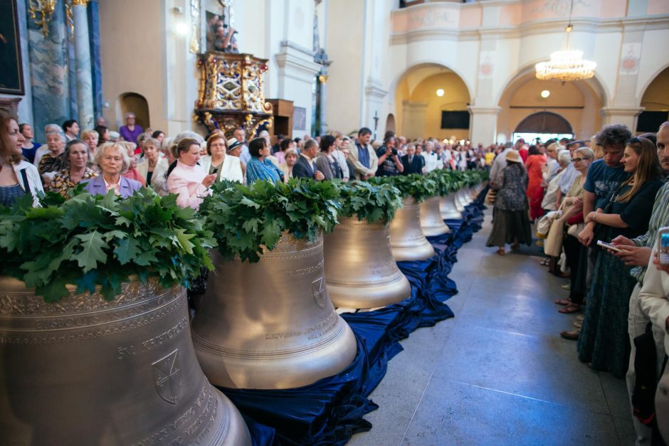 Vilniečiai stebėjo kariljono varpų šventinimą