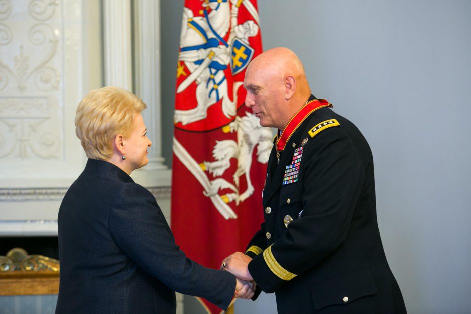 Prezidentė įteikė valstybės apdovanojimą JAV Sausumos pajėgų štabo viršininkui