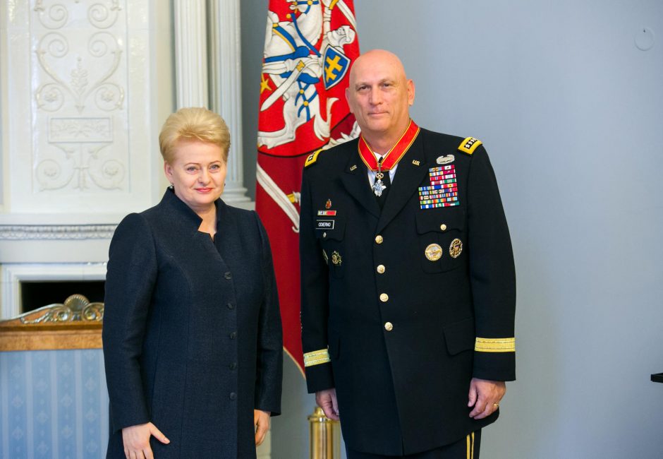 Prezidentė įteikė valstybės apdovanojimą JAV Sausumos pajėgų štabo viršininkui