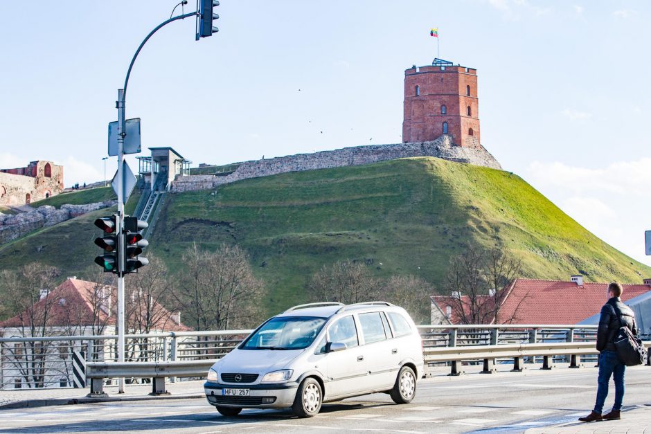 Gedimino kalno šlaito slinkimą bandoma stabdyti kuolais