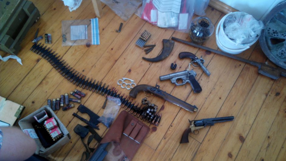 Už senų ginklų ir šaudmenų kolekcionavimą – į teismą