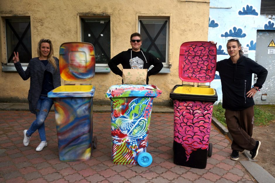 Atliekų konteinerius menininkai prikėlė naujam gyvenimui