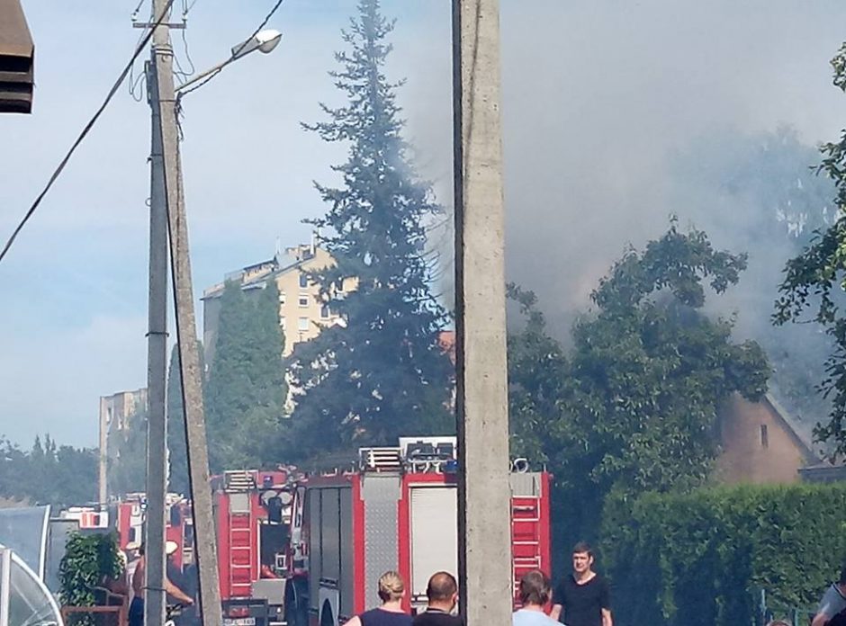 Vievio gatvėje kilusį gaisrą gesino penki ugniagesių ekipažai