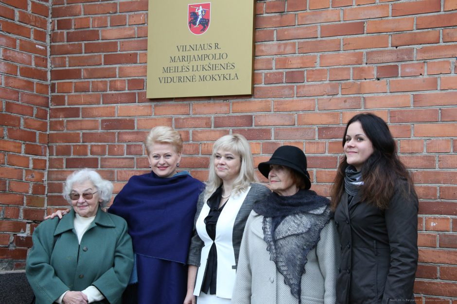 Prezidentė Vilniaus rajono Marijampolio mokyklai suteikė M. Lukšienės vardą