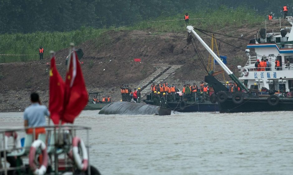 Kinijoje po laivo katastrofos dingusių keleivių artimieji dar tikisi stebuklo