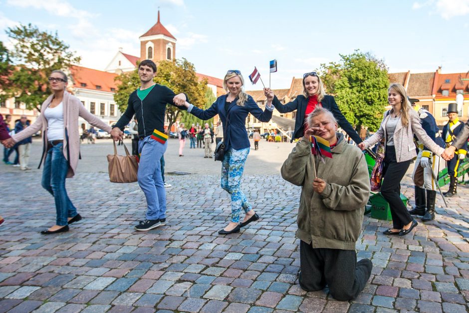 Baltijos kelias atkurtas Rotušės aikštėje