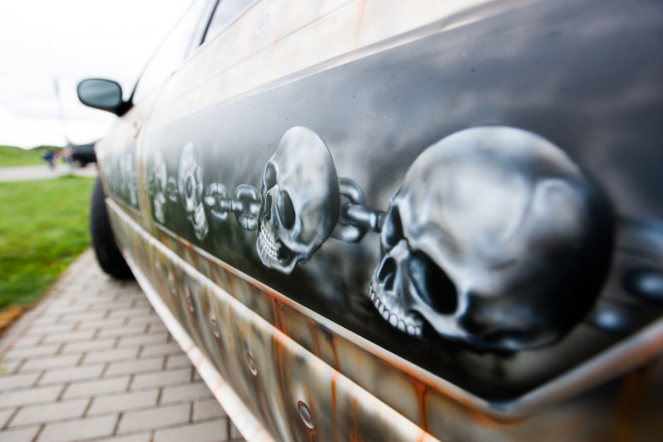 Automobilį išpiešė kaukolėmis: bando prisijaukinti mirtį 