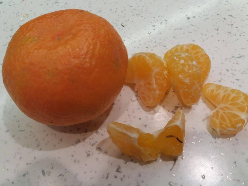 Pirkėjai šokiruoti: mandarinuose raitėsi kirmėlės