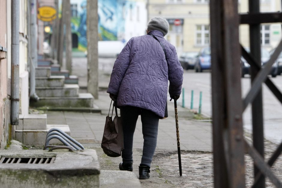 Vienišus senolius gelbėja ir ugniagesiai