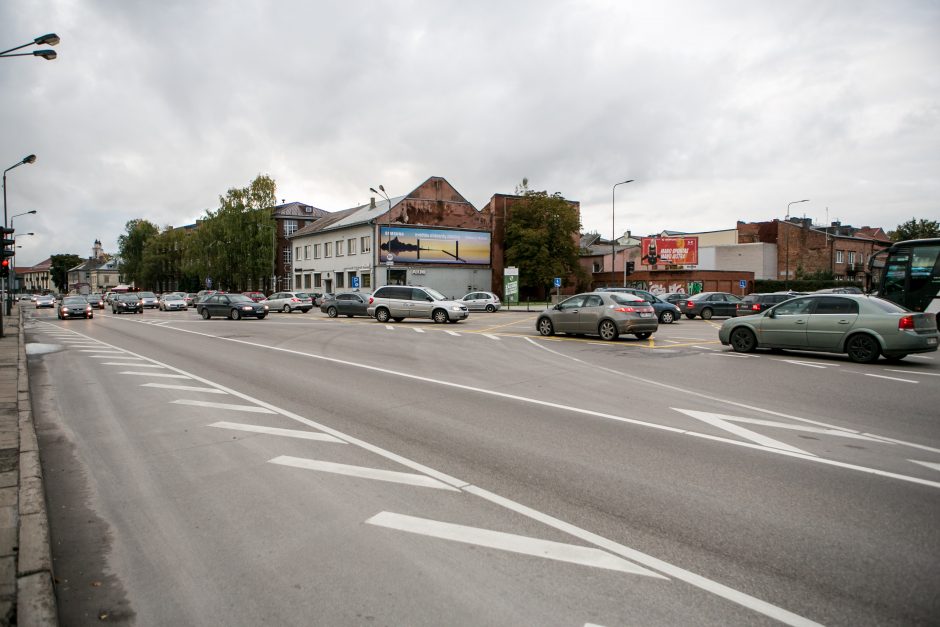 Automobilių spūstys vis labiau dusina Kauną