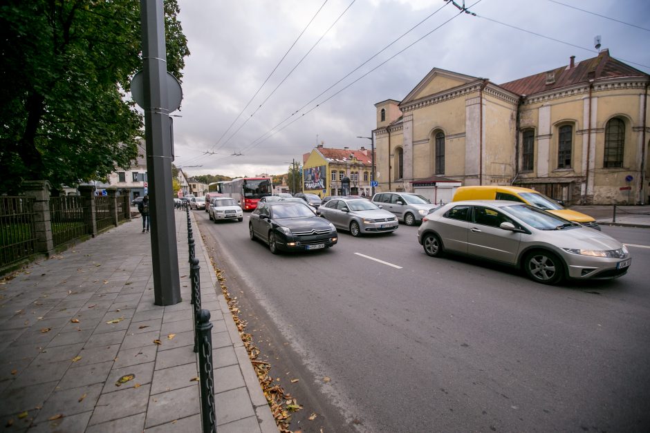 Automobilių spūstys vis labiau dusina Kauną