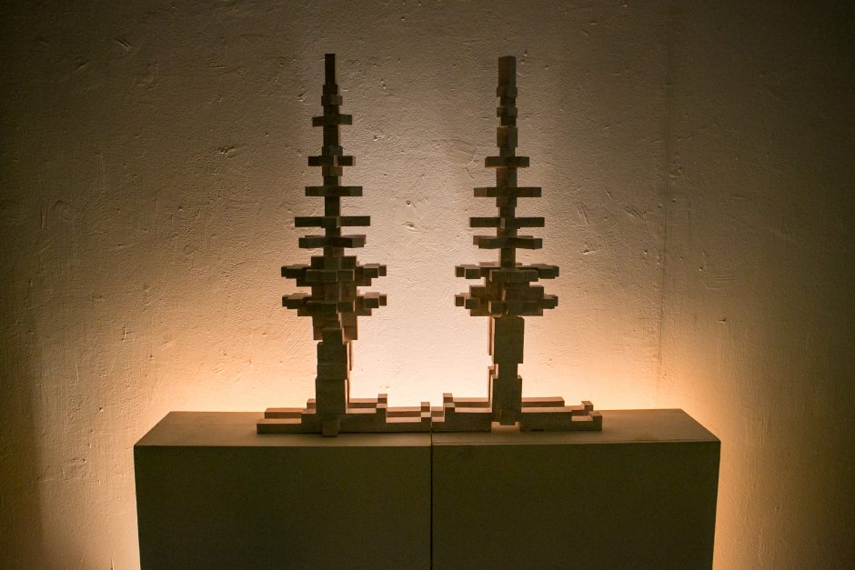 Menininkės P. Gilytės paroda – žvakių šviesoje