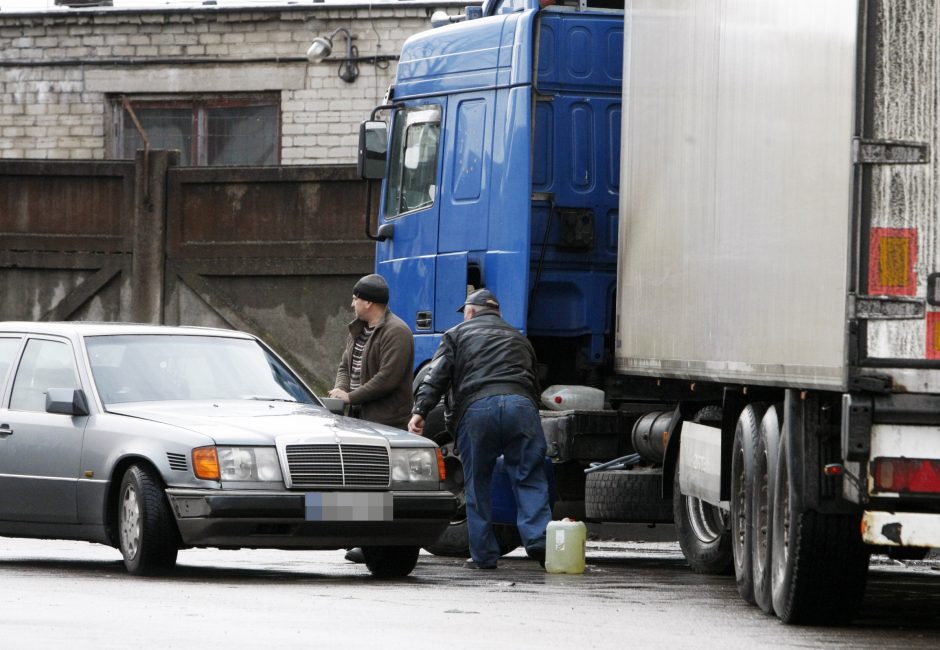 Zarasų rajone atbulyn pariedėjęs sunkvežimis užmušė vairuotoją