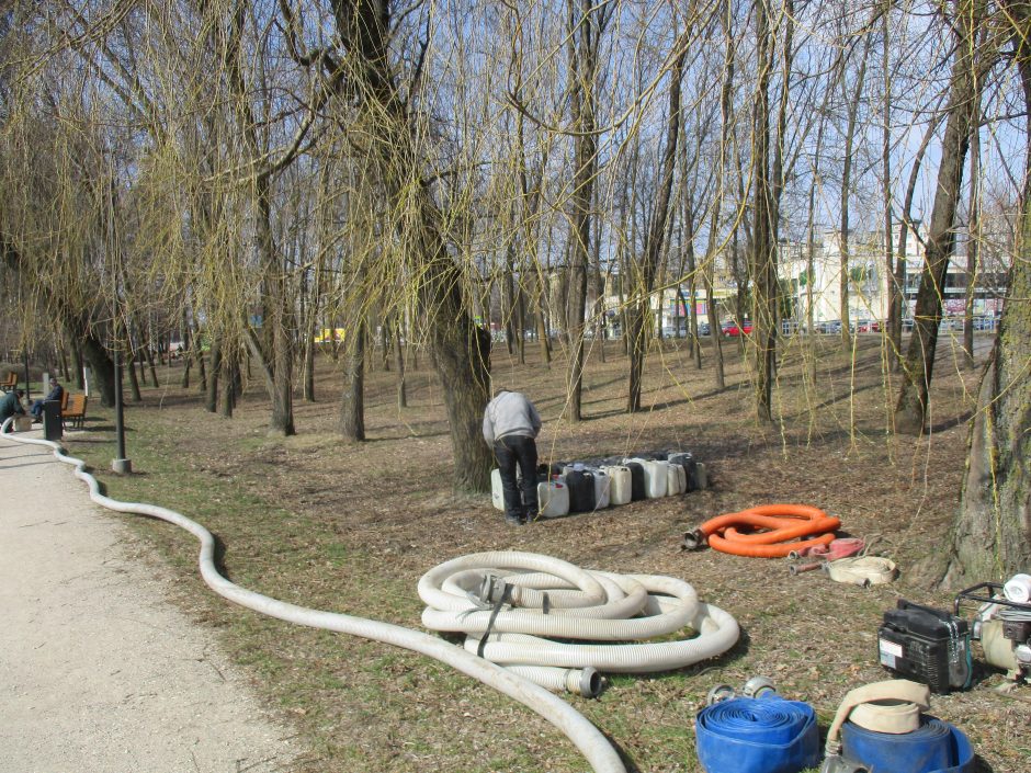 Su amfibijomis pradėtas valyti Kalniečių parko tvenkinys