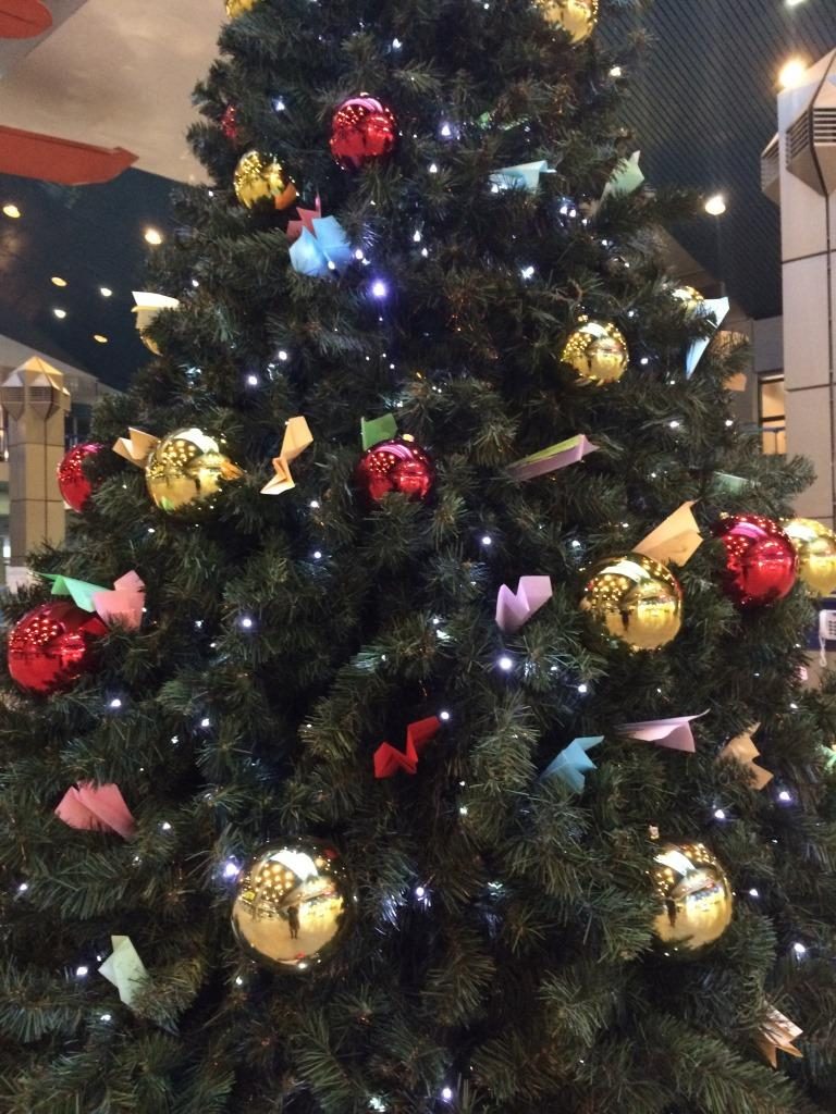 „Gelbėkit vaikus“ papuošė Vilniaus oro uosto Kalėdų eglę