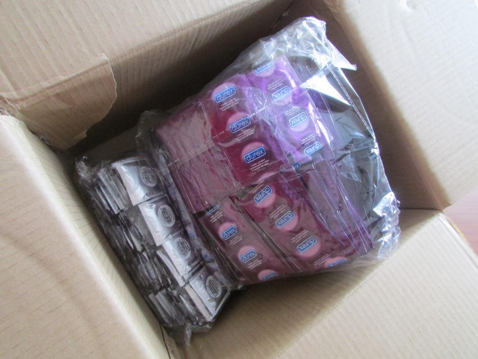 Pašto siuntoje aptikti 26 kilogramai prezervatyvų klastočių