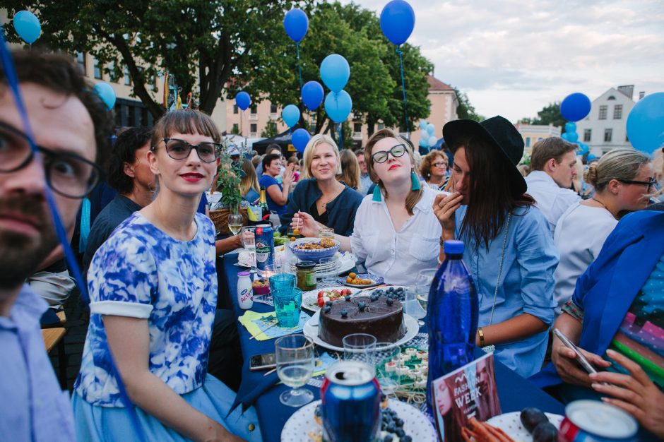 Bendrai vakarienei susirinko beveik tūkstantis mėlynai pasipuošusių miestiečių