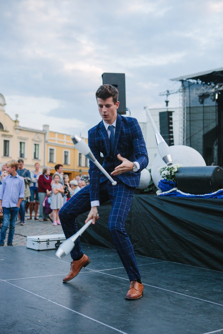 Bendrai vakarienei susirinko beveik tūkstantis mėlynai pasipuošusių miestiečių