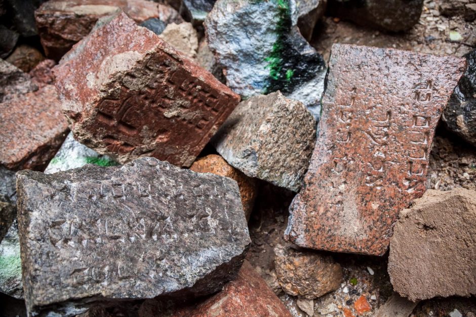 Paminkliniai akmenys pagarbiai sugrįžta į senąsias žydų kapines