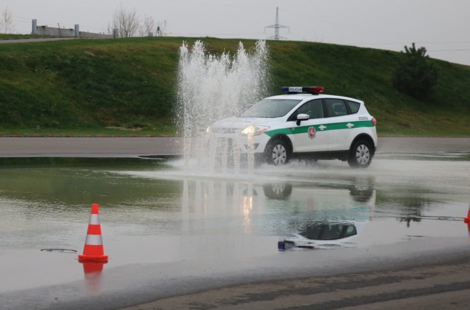 Būsimi policininkai mokosi ir ekstremalaus vairavimo