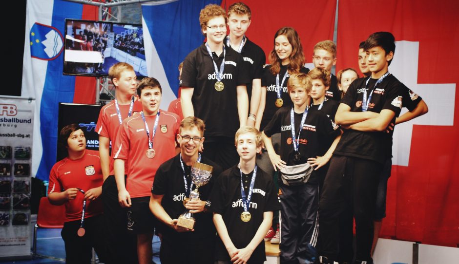 Lietuvos jaunių rinktinė pasaulio stalo futbolo čempionate iškovojo auksą