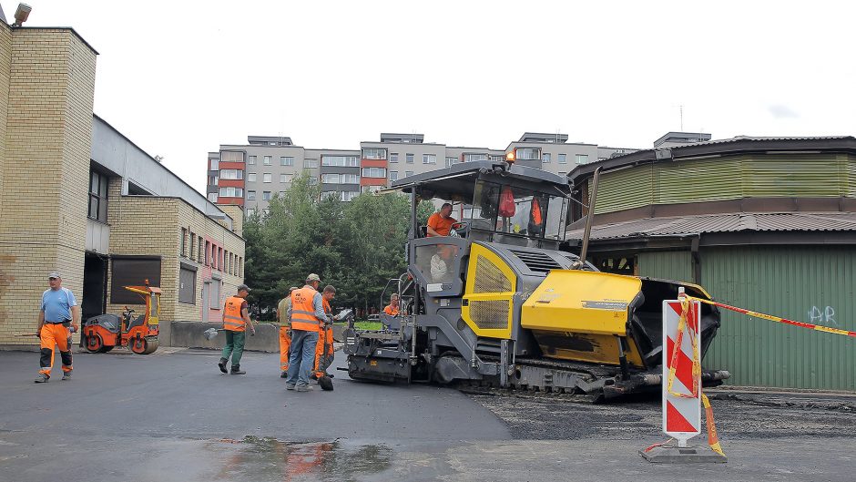 Apmokestintoje aikštelėje duobes pakeitė naujas asfaltas