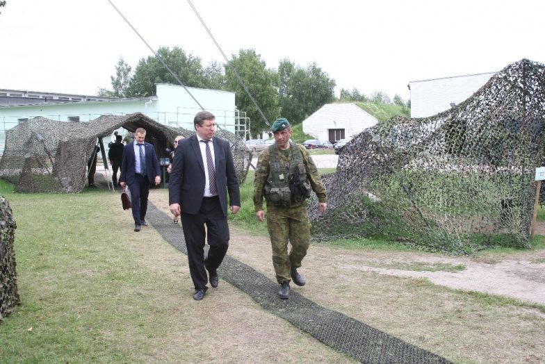 Ministrai Rukloje susipažino su krašto apsaugos sistemos investicijomis ir grėsmėmis