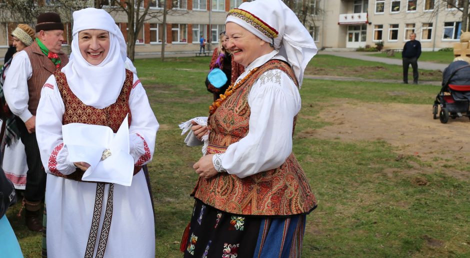 Šeši ąžuolo suolai paskelbė Karmėlavos parko startą 