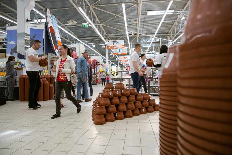 Pirkėjai parduotuvėje pastatė rekordinę piramidę iš 4 tūkst. vazonų