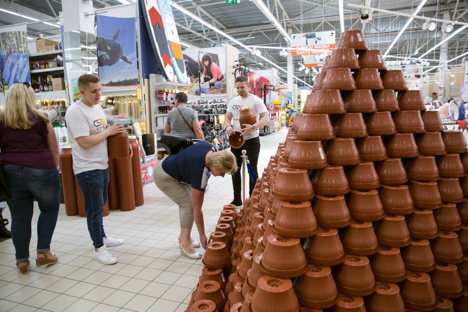 Pirkėjai parduotuvėje pastatė rekordinę piramidę iš 4 tūkst. vazonų
