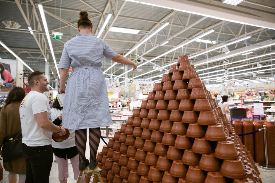 Pirkėjai parduotuvėje pastatė rekordinę piramidę iš 4 tūkst. vazonų