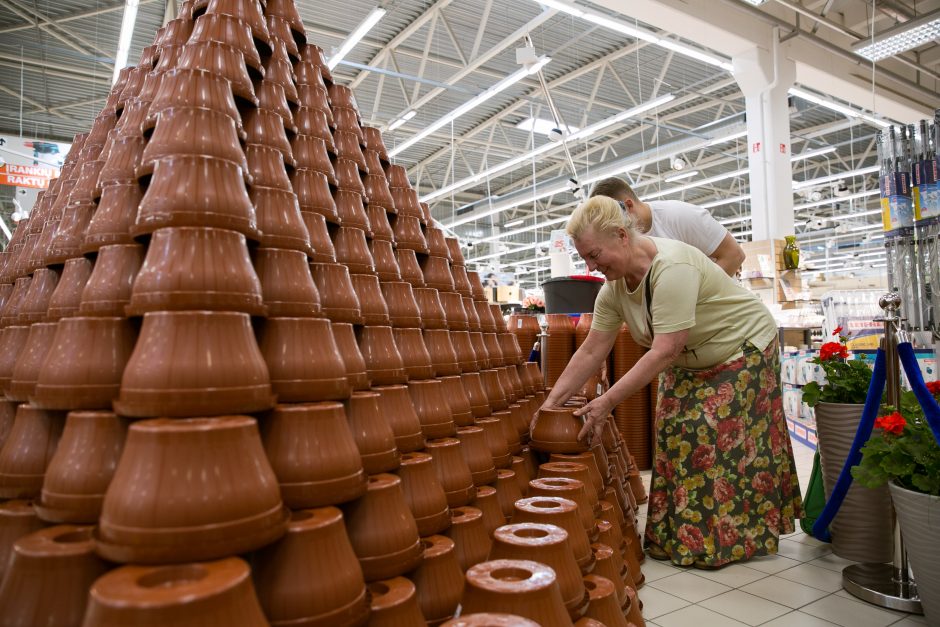 Pirkėjai parduotuvėje pastatė rekordinę piramidę iš 4 tūkst. vazonų