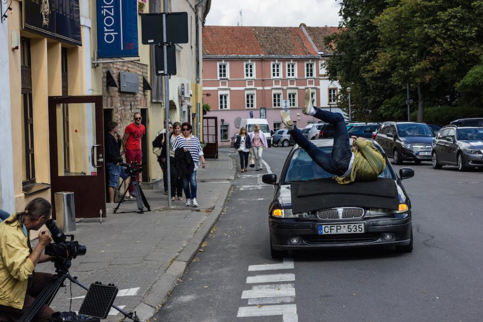 Filmavimo aikštelė: automobilio avarijoje nenuskilo M. Papinigio dubleriui