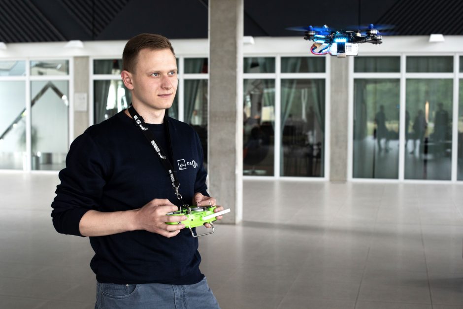 Populiarėjančios dronų lenktynės – jaunųjų mokslininkų kalvė