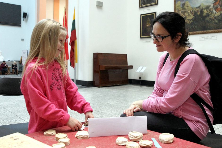 Iš molio lipdė karinius ženklus