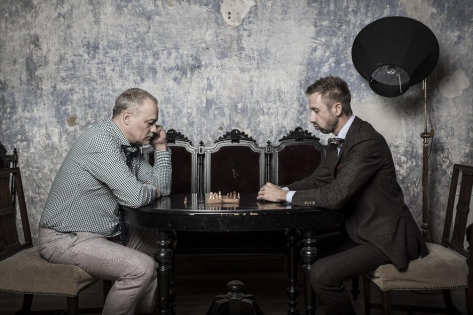 Prieš didįjį pasirodymą L. Adomaitis ir G. Paškevičius žaidžia šachmatais