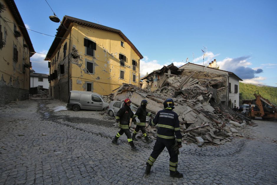 Italijoje žemės drebėjimo aukų skaičius artėja prie 300