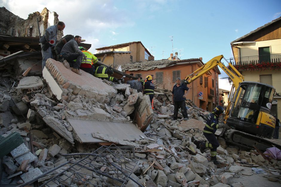Italiją supurtė stiprus žemės drebėjimas: žuvo mažiausiai 120 žmonių