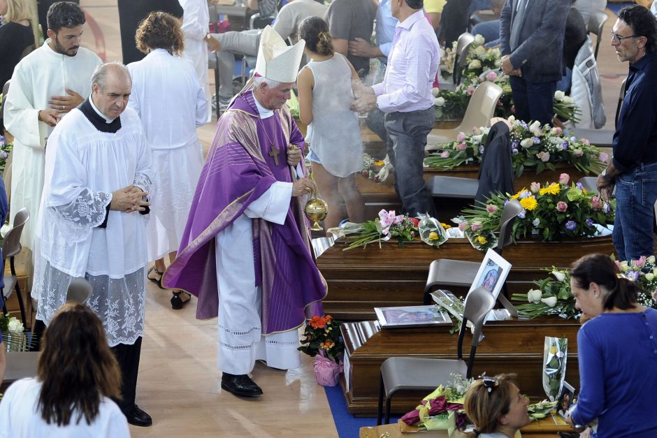 Gedinti Italija laidoja žemės drebėjimo aukas