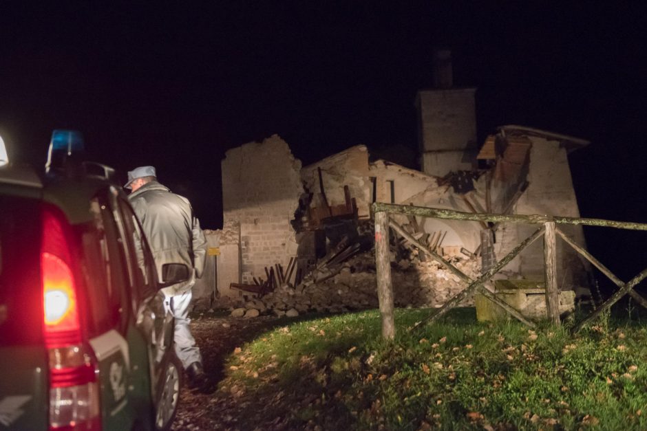 Italijoje dvigubas žemės drebėjimas griovė pastatus ir sukėlė paniką