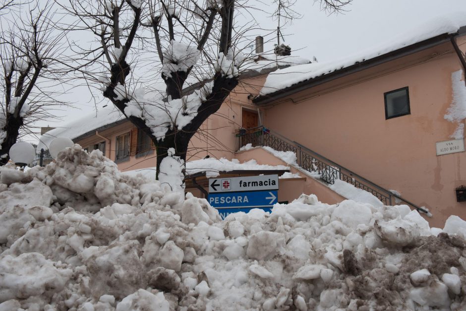 Italijoje lavina užgriuvo kalnų viešbutį, galimai žuvo dešimtys žmonių