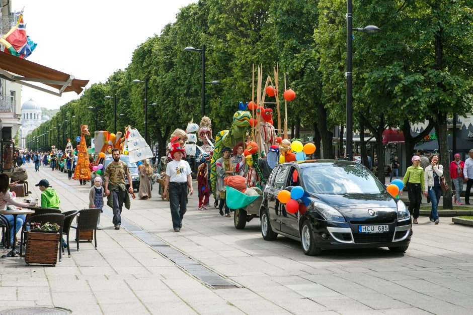 Laisvės alėja žygiavo lėlės, kaukės ir vaikai