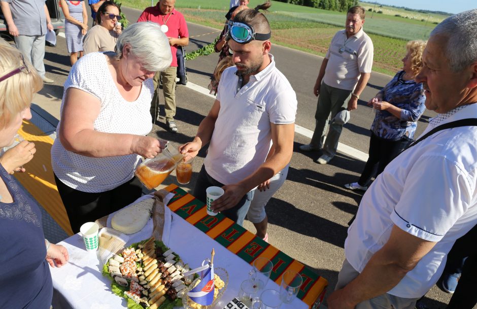 Taurakiemio seniūnijoje – naujas kelias ir gaisrinė