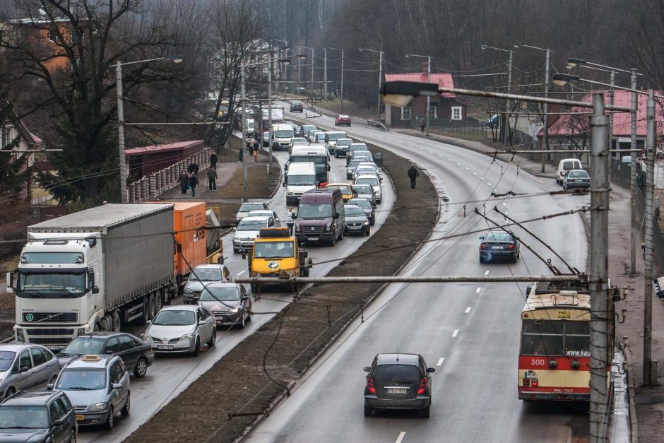 Tunelio gatvėje – masinė avarija ir milžiniška spūstis