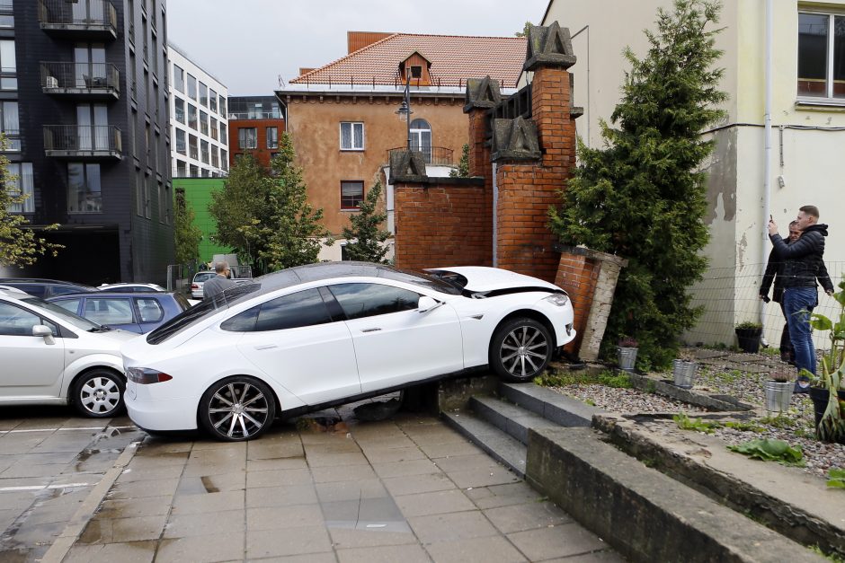 Prabangi „Tesla“ Klaipėdoje rėžėsi į sieną