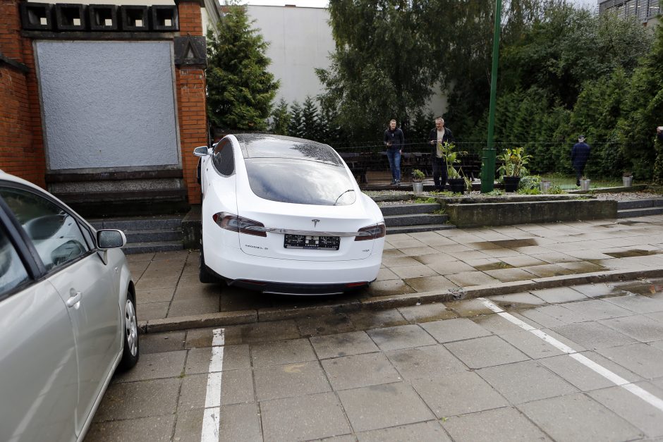 Prabangi „Tesla“ Klaipėdoje rėžėsi į sieną