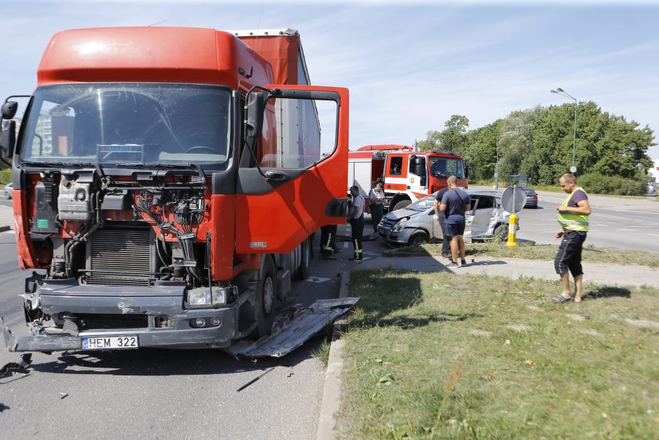 Vilkikas taranavo lengvąjį automobilį, du žmonės – ligoninėje