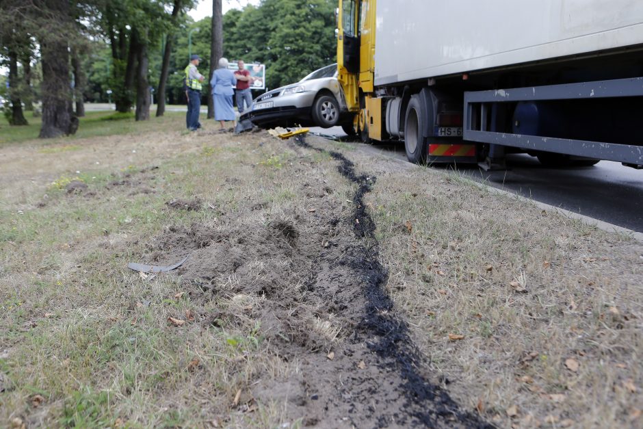 Avarija Klaipėdoje: vilkikas lengvąjį automobilį vilko 15 metrų