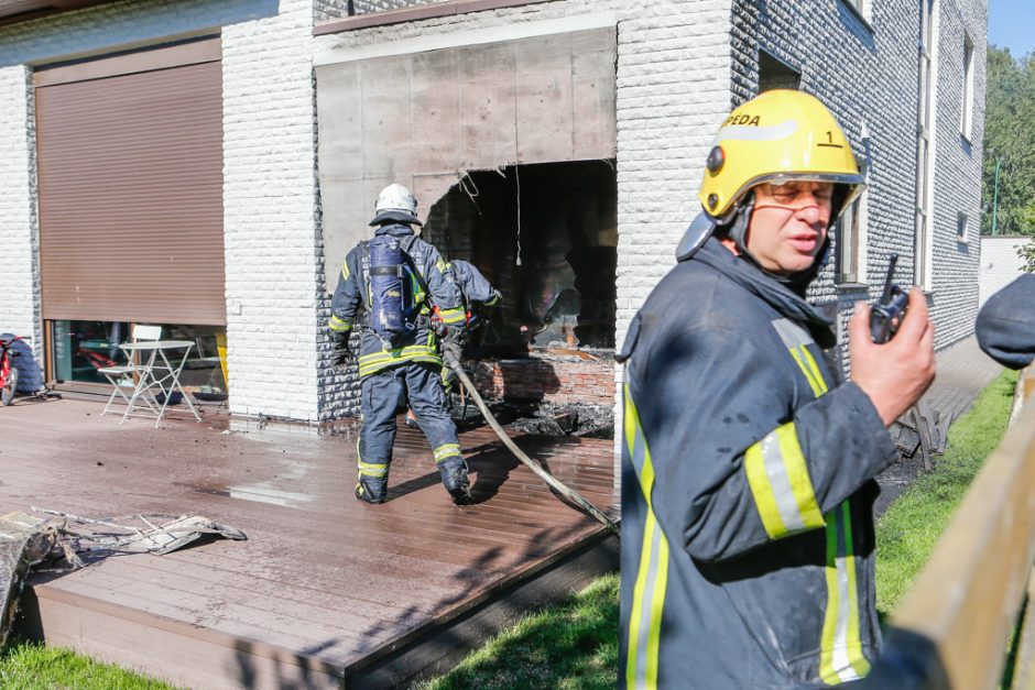 Pirmojoje Melnragėje liepsnojo kotedžo terasa